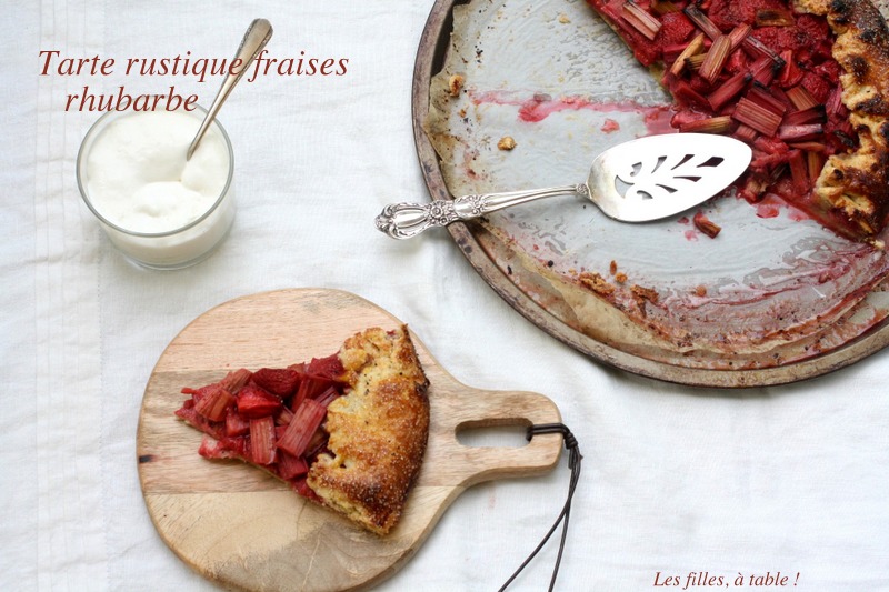 tarte, tarte rustique, fraises, rhubarbe, les filles à table